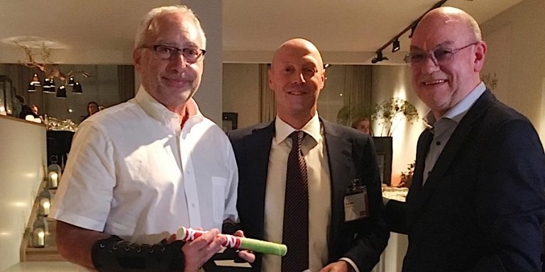 Professor Marschark ontvangt erepenning van Kentalis