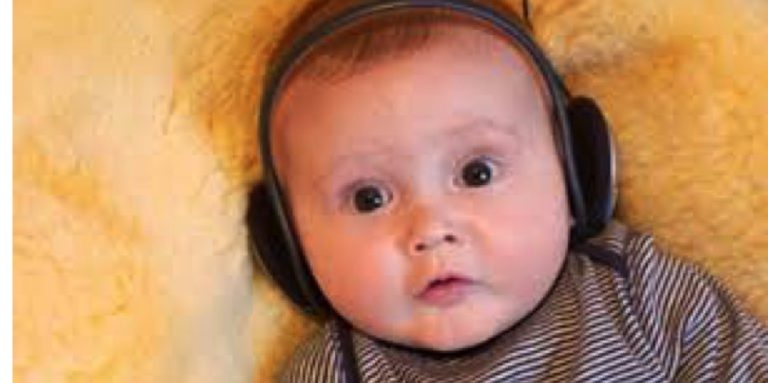 Baby met koptelefoon