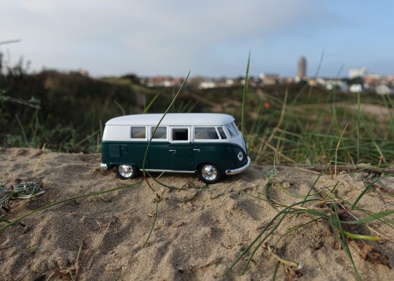 Een Volkswagenbusje in de duinen