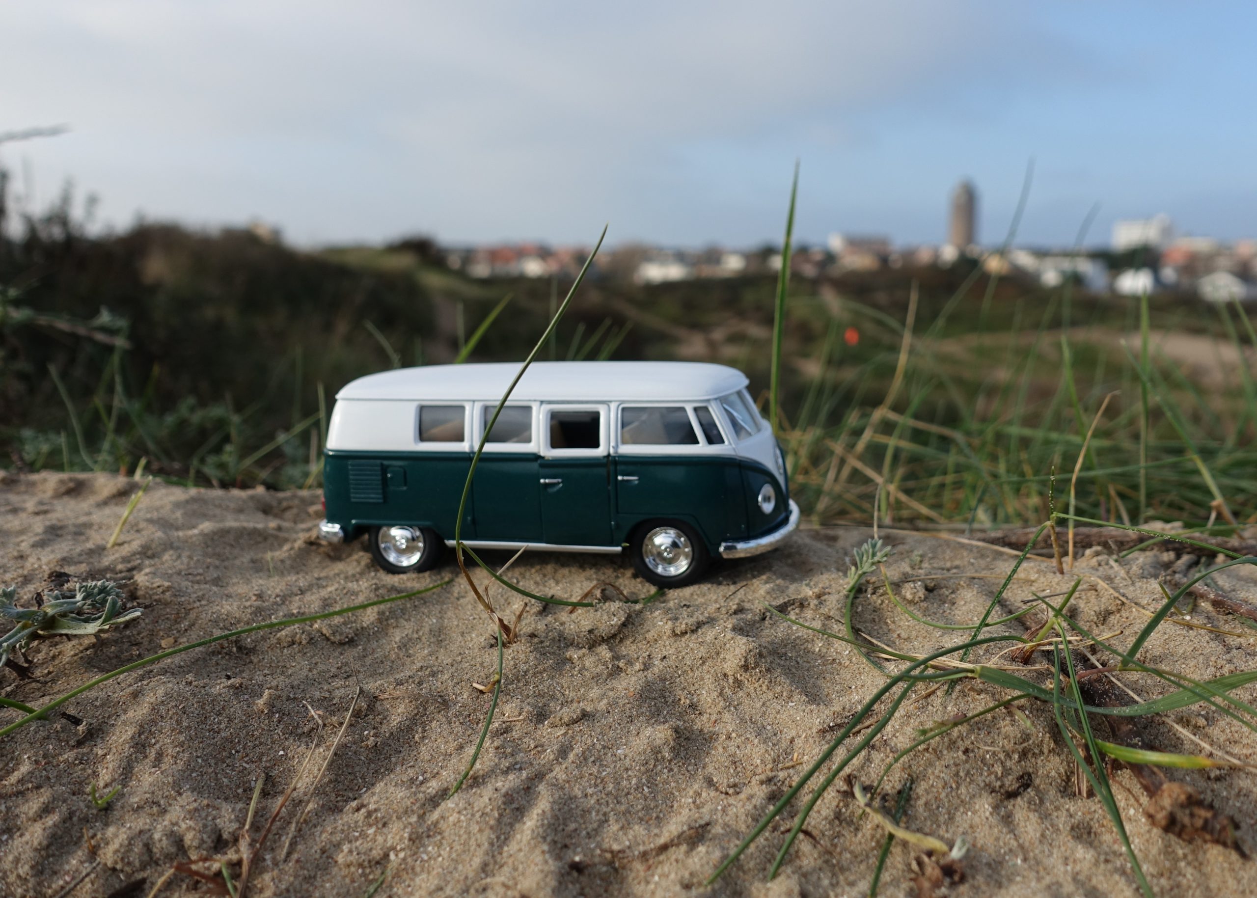 Een Volkswagenbusje in de duinen