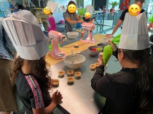 Kinderen bakken o.l.v. Cas Wolters