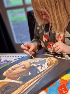 Jonge vrouw schildert