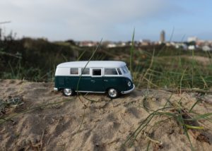 Een Volkswagenbusje in de duinen