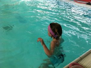 Ellis met CI's in zwembad